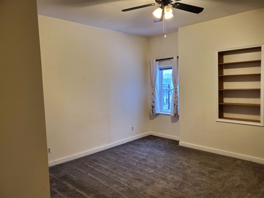 Large bedroom - 1620 N Calvert St