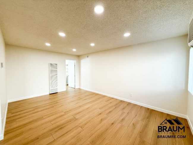 Foto del edificio - 6612 Sylmar Ave