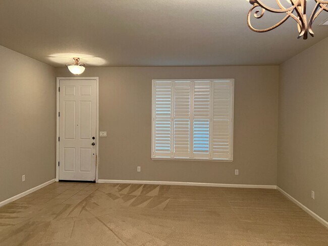 Foto del edificio - Available NOW! Open Showing on Friday 4/19...