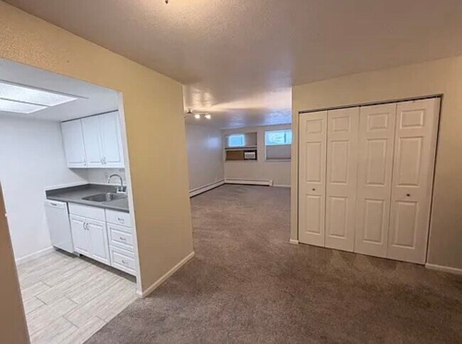 Building Photo - 1150 Golden Cir