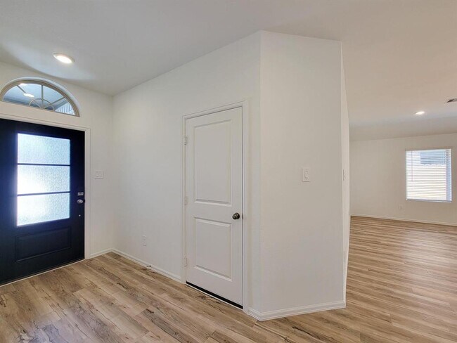 Building Photo - 3630 Oakvale Dr