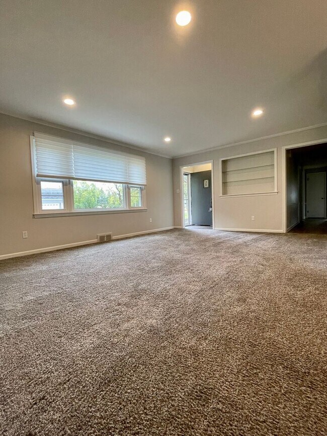 Foto del edificio - GORGEOUS AND SPACIOUS, 3 BED/2BATH RANCH HOME, BIRMINGHAM SCHOOLS-----DARTMOOR