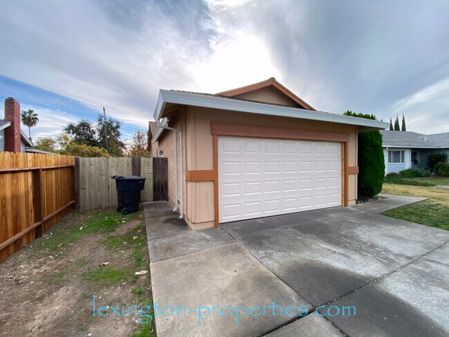 Building Photo - Charming 3 BD, 2 BA, Home with Modern Upgr...