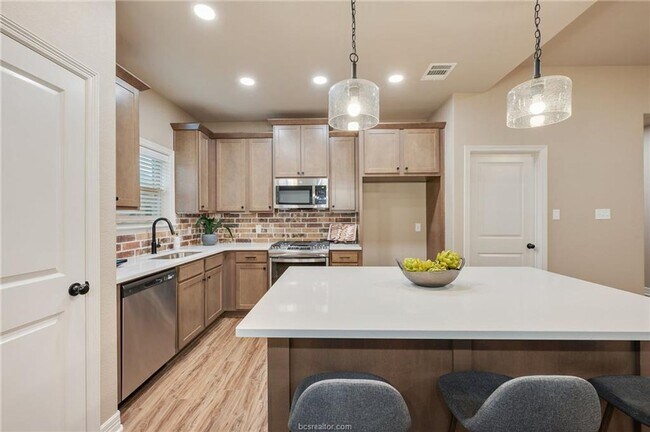Foto del edificio - 4 Bedroom, 2 Bath in Dove Crossing Subdivi...
