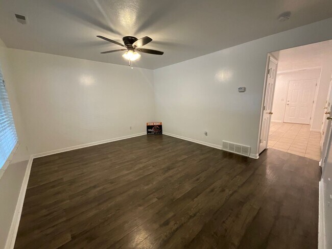 Foto del edificio - 3 bdrm 2 bath Townhouse