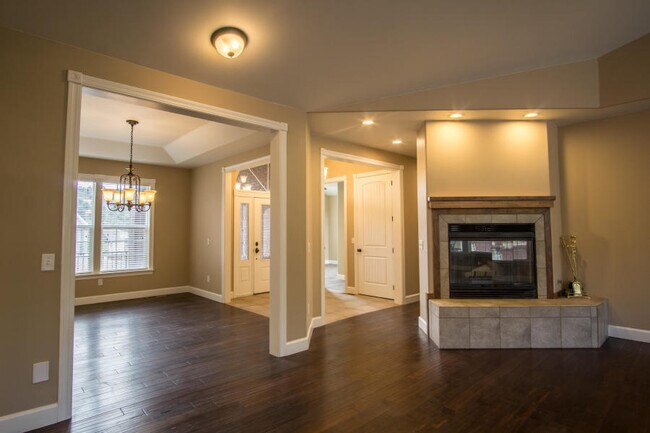 Building Photo - 455 E Hillview Dr