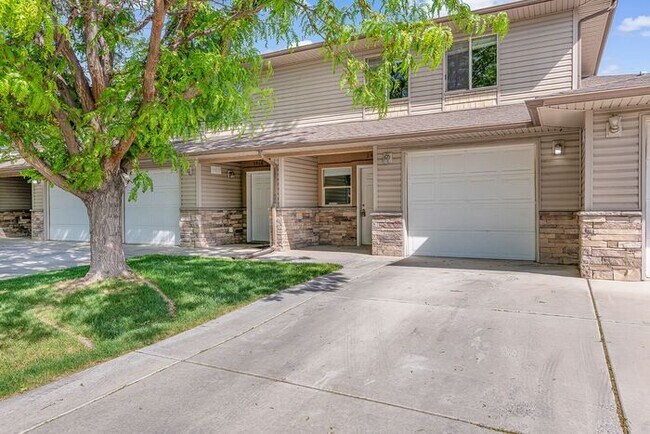 Building Photo - Spacious Multi-Level Townhome in Brookwillow