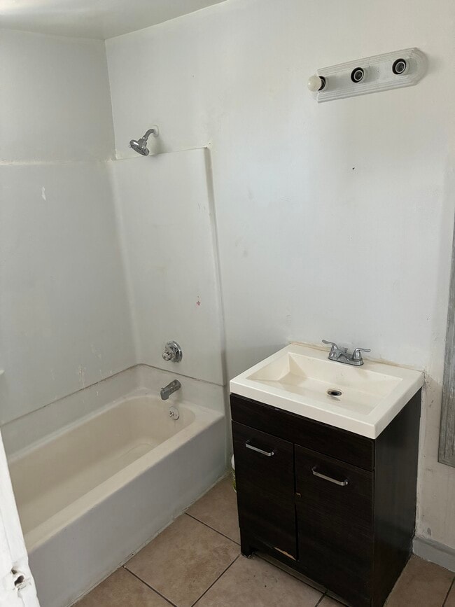 Building Photo - 3314 Del Mar Ave