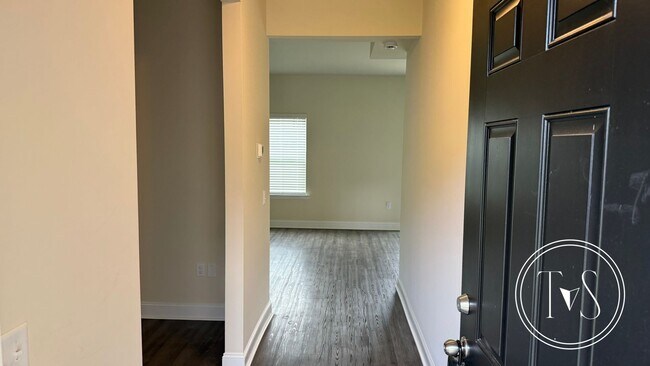 Building Photo - 711 Mill Creek Cir