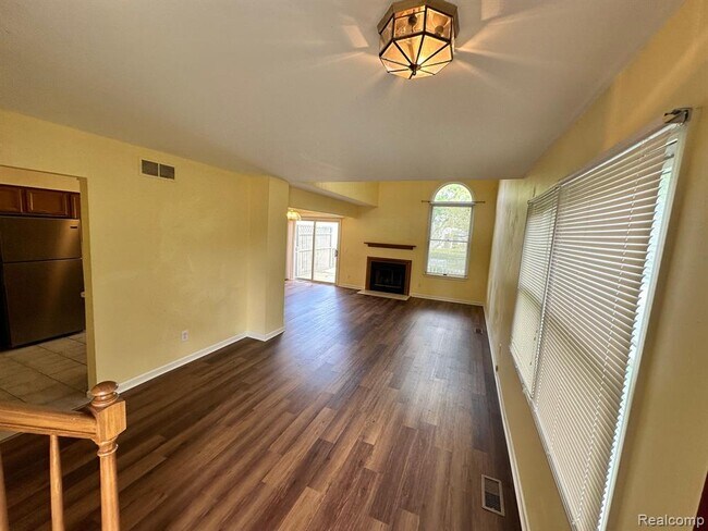 Building Photo - 45157 Horseshoe Dr
