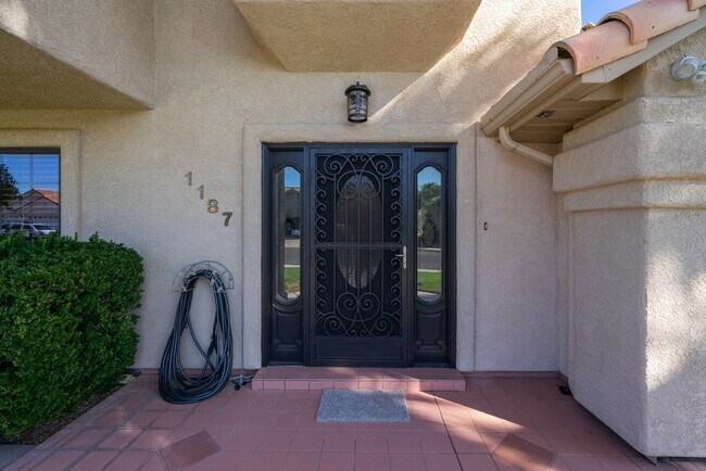 Foto del edificio - 6 Bed 3.5 Bath, Home with 2 Car Garage & S...