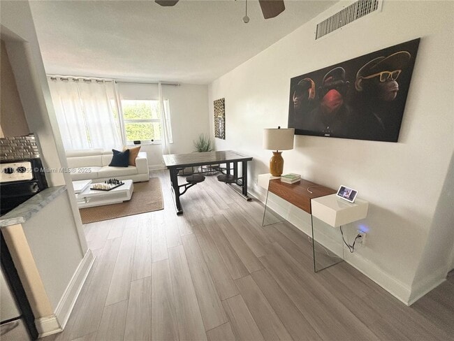 Building Photo - 1855 Plunkett St