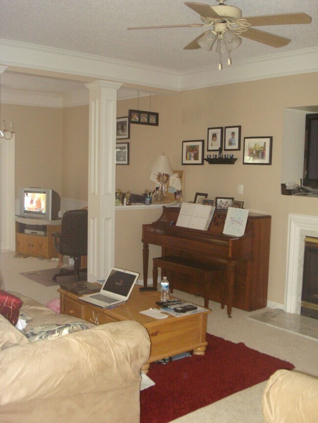 Foto del edificio - 14523 John Beck Dr