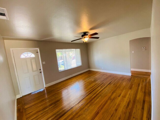 Foto del edificio - $300 MOVE_IN BONUS. Adorable 2 Bedroom Hom...