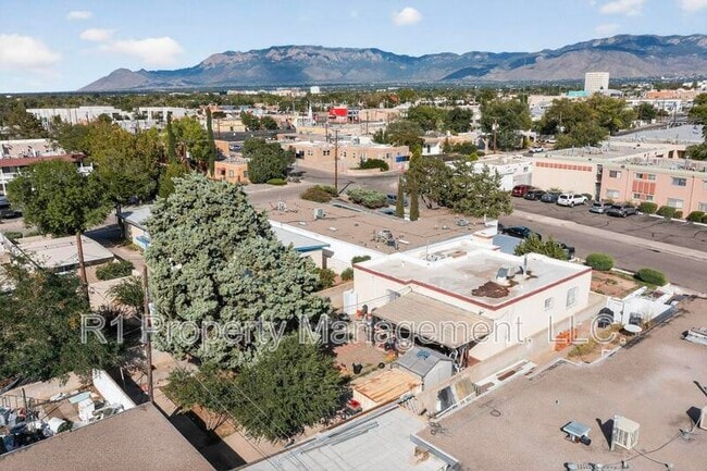 Building Photo - 301 Graceland Dr SE