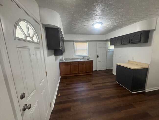 Building Photo - Charming 4-Bedroom Property in Prime Location