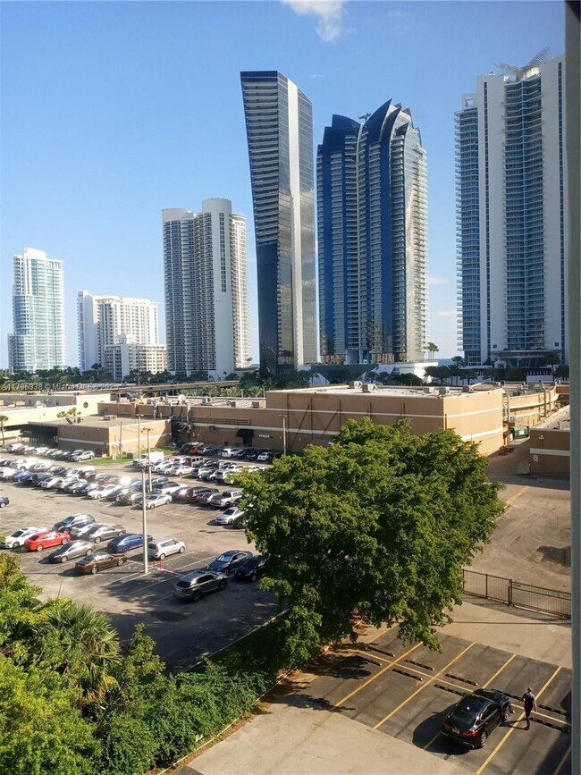 Foto del edificio - 17021 N Bay Rd