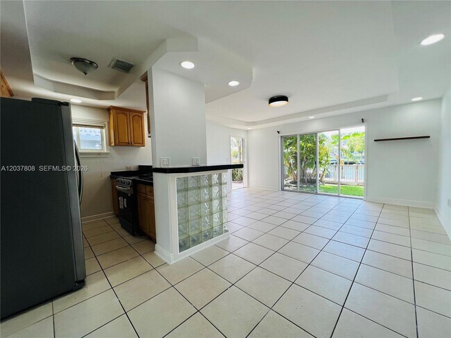 Building Photo - 2033 Calais Dr