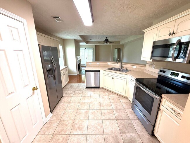 Building Photo - **3 Bed 2 Bath with 2 car garage in Deer Creek** Call our self showing number to schedule a tour ...