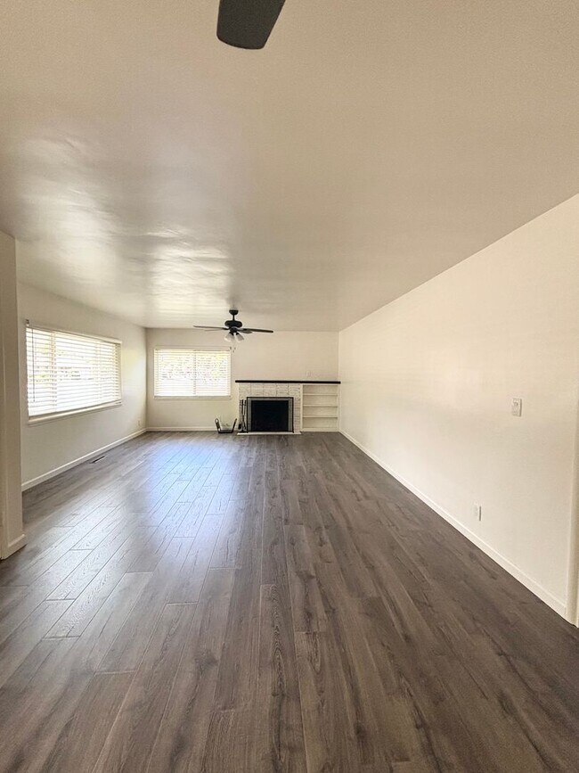 Building Photo - Beautiful 3 Bedroom on the Southside!
