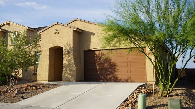 Foto del edificio - 13942 E Silver Pne Trl