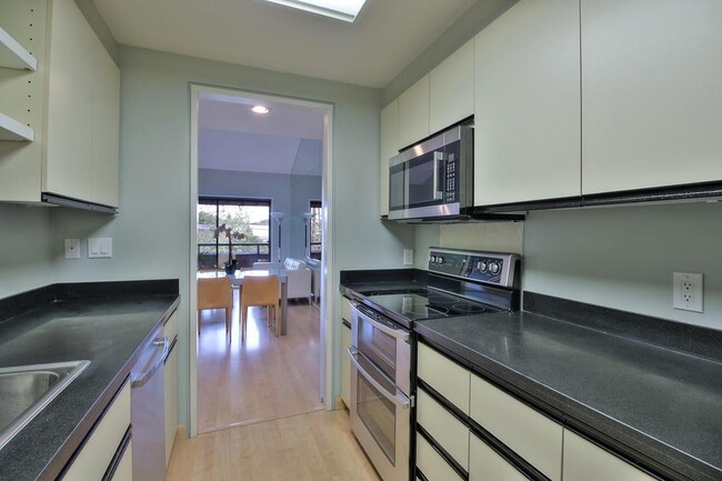 Building Photo - 724 Oak Grove Ave