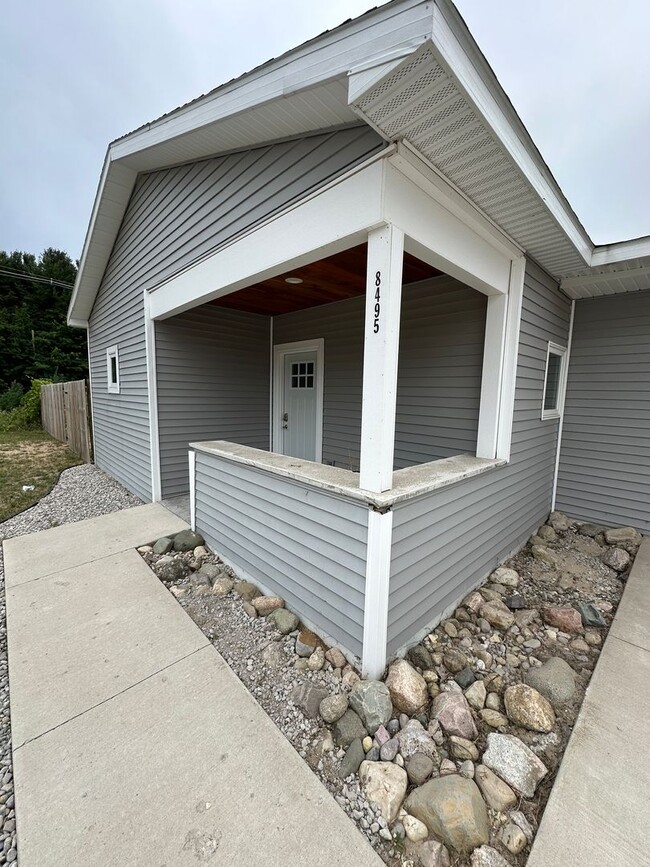 Building Photo - Quiet Modern Duplex on E. Bingham Rd