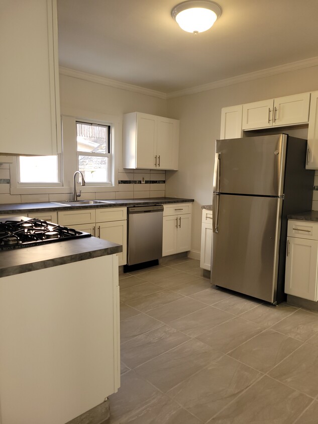 Primary Photo - 292 Robinson St