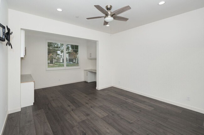 Foto del edificio - 4 Bedroom, 3 and 1/2 Bath Townhome in the Great Park