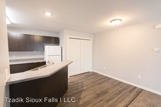 Building Photo - 1 br, 1 bath Apartment - 701 S. Lyons Avenue