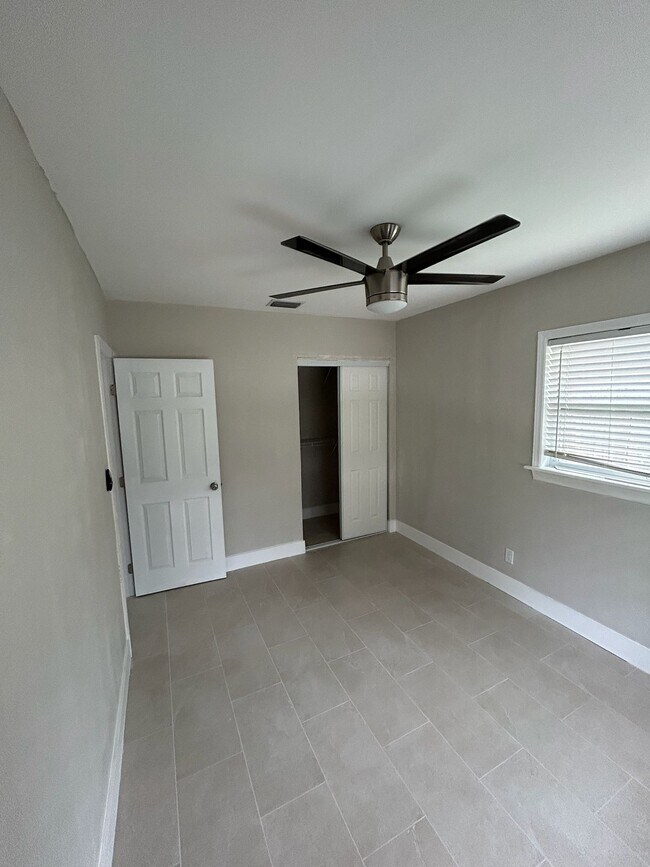 Foto del edificio - 7051 Hibiscus Ave S