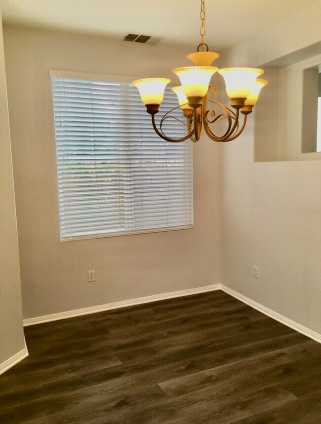 Building Photo - Lovely 3 Bedroom 2.5 Bath Townhome 1 mile ...