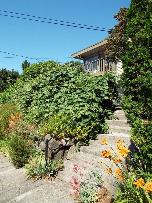 Building Photo - Discover Vibrant Living: Spacious & Update...