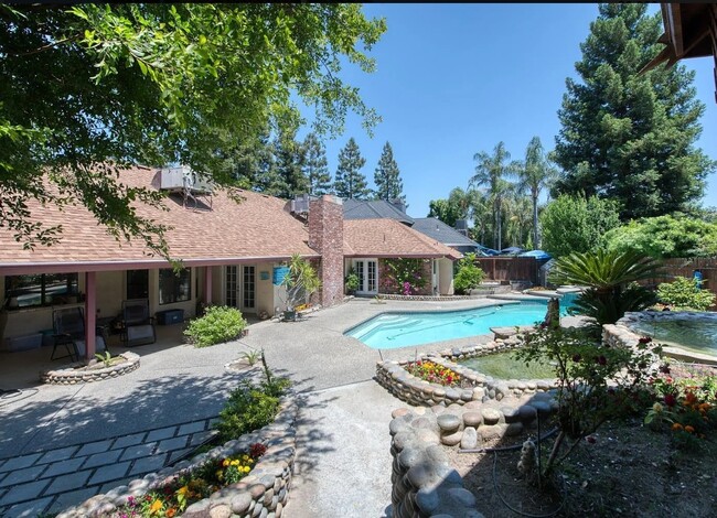 Building Photo - 203 E Dorothea Ct