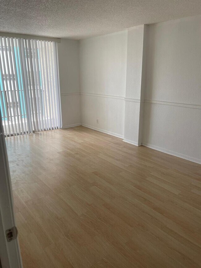 Foto del edificio - 2903 NE 163rd St