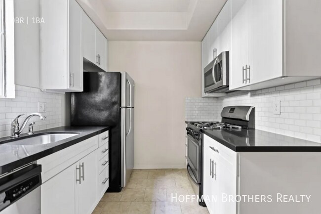 Building Photo - 1561 S Barrington Ave Los Angeles, CA 90025