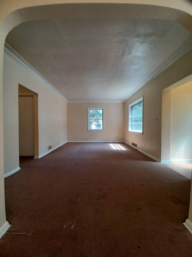 Foto del edificio - 4 Bedroom House with a Detached Garage