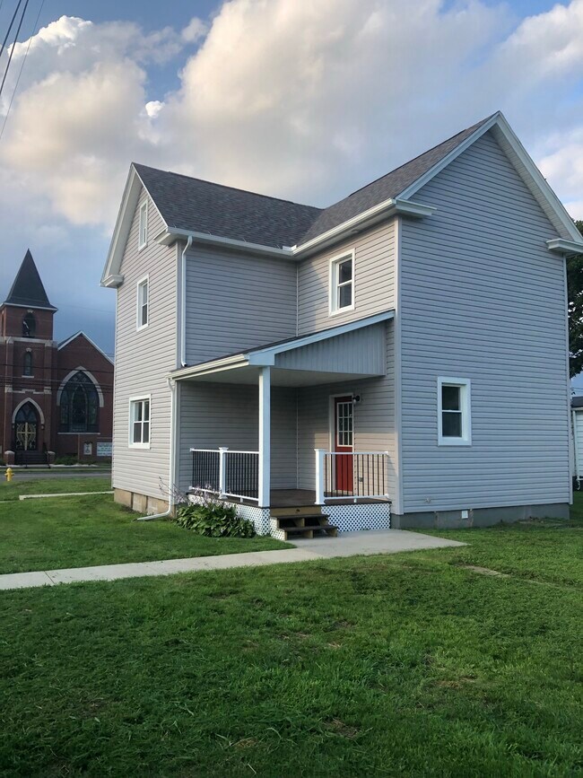 Building Photo - 900 E 3rd St