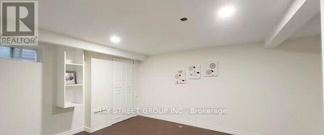 Building Photo - 53 Marblemount Crescent