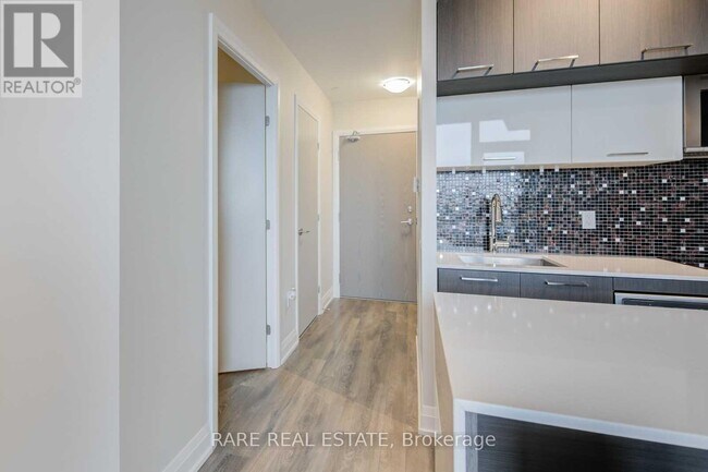 Photo du bâtiment - 4800 Hwy 7