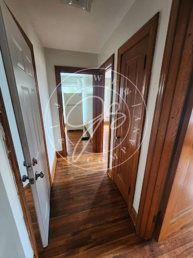 Building Photo - Spacious 2 bed (no living room/spacious be...