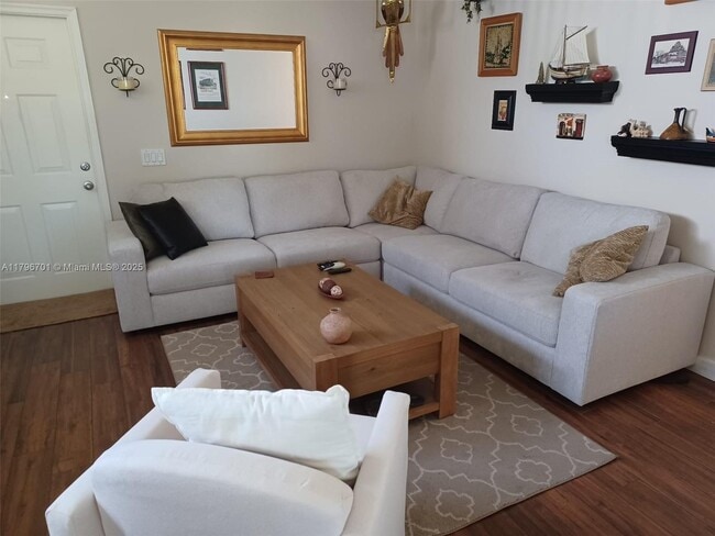 Foto del edificio - 4000 Pine Ridge Ln