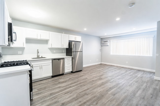 Interior Photo - 226 South Serrano