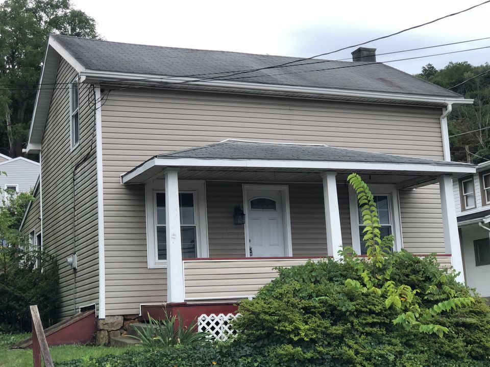 Primary Photo - 416 E Freedom Ave