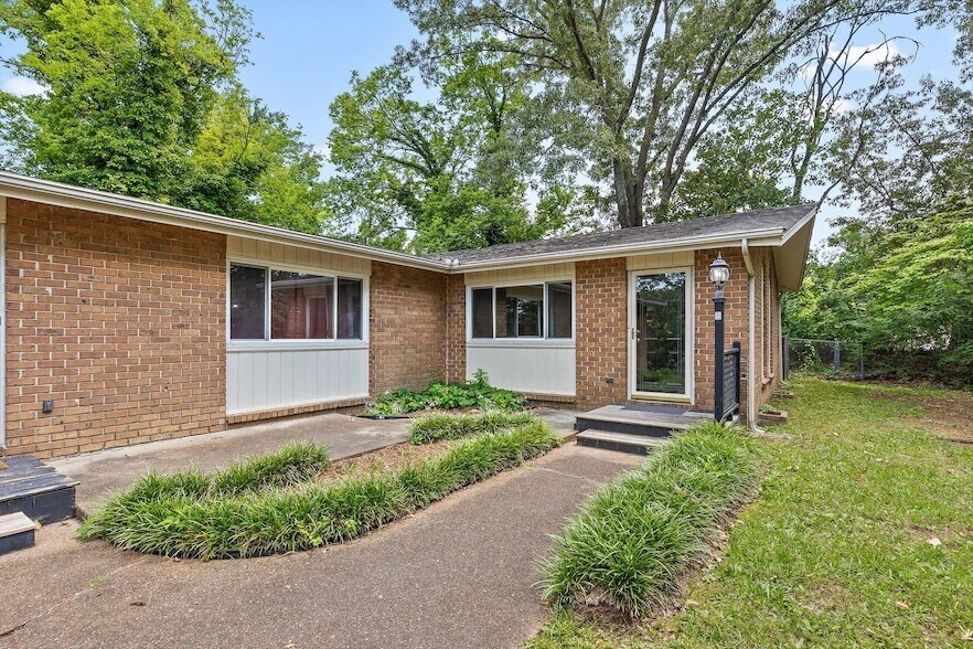 Primary Photo - 3600 Gleason Dr