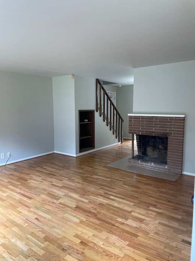 Building Photo - 3 Bed/ 2 Bath House near Scriber Lake in L...