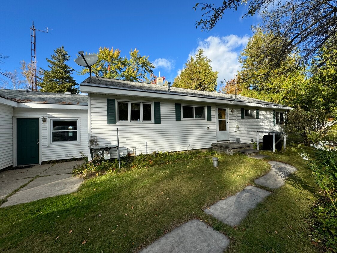Building Photo - Gougeon Lake House