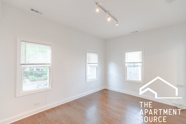 Building Photo - 2646 N Marshfield Ave