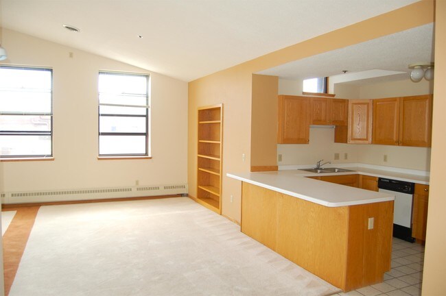 Building Photo - 916 E 3rd St
