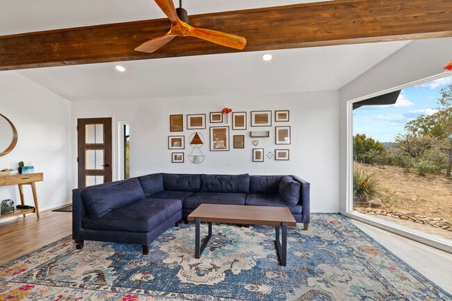 Foto del edificio - 828 Black Dr